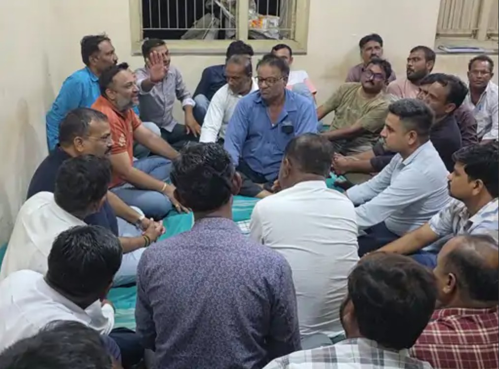 હિંમતનગરમાં 60 દૂધ મંડળીઓના પ્રતિનિધિઓની બેઠક:ભાવ વધારો અને પશુપાલકોની મુક્તિની માગ