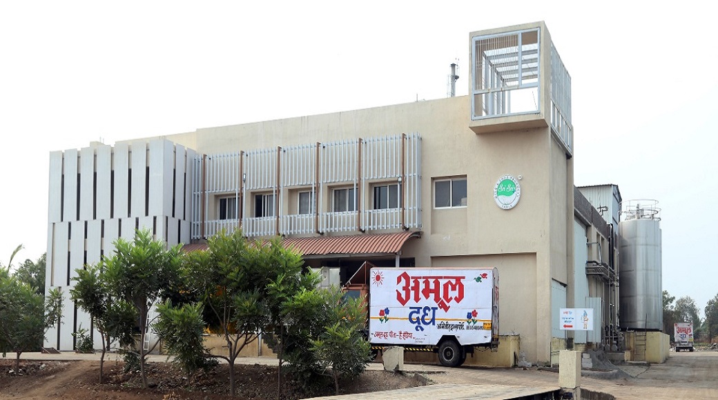 અમૂલ ડેરીની ચૂંટણીમાં રાજકીય ભેળસેળ:ડેરીની ચૂંટણીમાં ભાજપ-કોંગ્રેસ નેતા વોટ આપવા સભાસદ બન્યાં