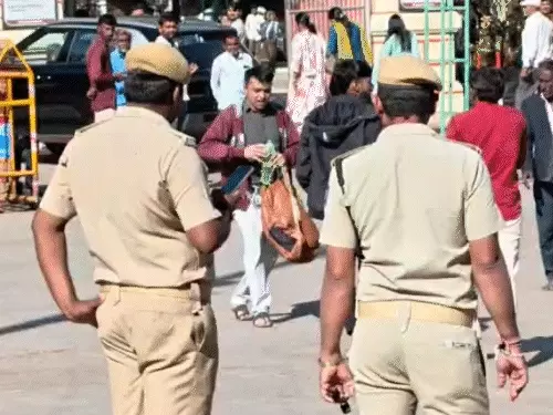 બગદાણાનો વિવાદ ઉગ્ર, કોળી સમાજના 4 યુવકનો આત્મવિલોપનનો પ્રયાસ:ધામ બહાર જ્વલનશીલ પદાર્થ માથે છાટ્યું; સાચા આરોપીની ધરપકડ કેમ નથી કરતા?: કિશન મેર