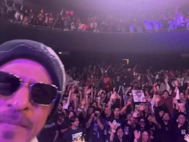 'મન્નત' નહીં તો 'મંદિર' હી સહી!:બર્થ-ડે પર ફેન્સને મળ્યા વગર ન રહી શક્યો શાહરુખ; જબરા ફેને એક્ટરનો હાથ પકડી લીધો, પોલીસે ભીડ કાબૂ કરવા લાઠીચાર્જ કર્યો