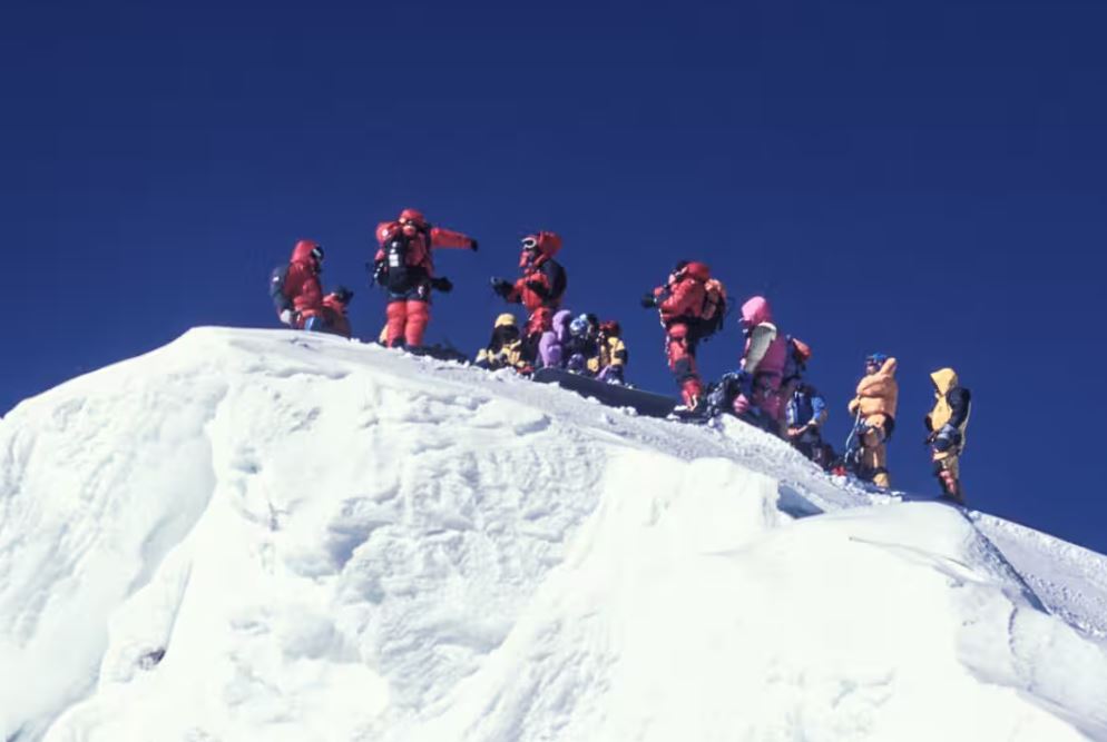 માઉન્ટ એવરેસ્ટમાં ફસાયા 1 હજાર પર્વતારોહક: 4,900 મીટર ઊંચાઈએ બરફનું તોફાન