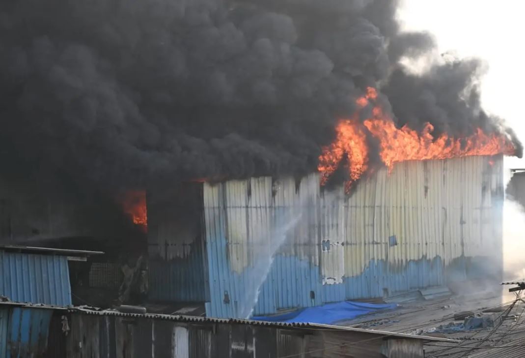 કુર્લા પશ્ચિમમાં ભીષણ આગ, અનેક દુકાનો બળીને ખાખ :મોડી રાત્રે લાગી હતી ભીષણ આગ