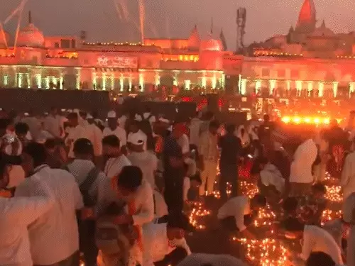 અયોધ્યામાં સરયૂ ઘાટ 26 લાખ દીવાથી ઝળહળી ઊઠ્યો:2128 લોકોએ એકસાથે મહાઆરતી