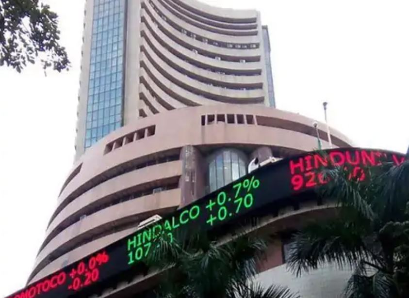 આજે શેરબજારમાં ઘટાડો, સેન્સેક્સ 400 પોઈન્ટ ઘટ્યો, ગ્લોબલ માર્કેટમાં પણ થયો ઘટાડો