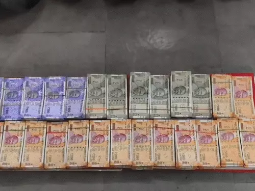 'ગોઇંગ ટુ બોમ્બે'ની એક પોસ્ટથી ત્રણેય ચોરો ઝડપાયા:સુરતની કંપનીમાં 11 લાખની ચોરી કરી બોમ્બે ભાગ્યા, બારમાં ડાન્સર્સ પાછળ રૂપિયા ઉડાવ્યા; રેતીના ઢગલામાંથી નોટોના બંડલ મળ્યા