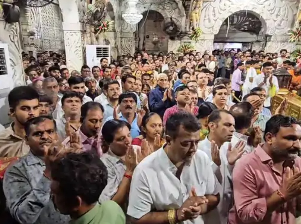અષાઢી પૂનમે અંબાજીમાં ભક્તોનો મહેરામણ:વહેલી સવારથી દર્શનાર્થીઓની લાઇનો