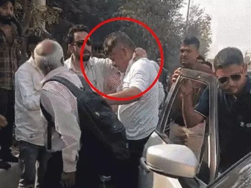 MS યુનિ.ની ટ્યુશને જતી ત્રણ વિદ્યાર્થિનીને ઉડાવી, CCTV:પૂરપાટ ઝડપે જઈ રહેલા બાઈક ચાલકે ફંગોળતા એકની હાલત ગંભીર, પરિવારજનો રડી પડ્યા