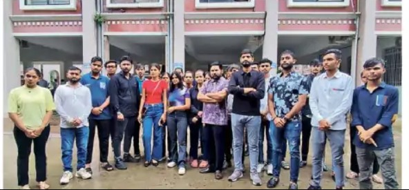 એરપોર્ટમાં નોકરીના નામે 200 વિદ્યાર્થી પાસેથી લાખો રૂપિયા ઉઘરાવી વેઇટરની ઓફર કરી ઠગાઇ