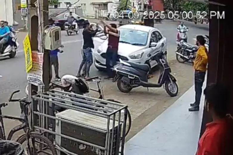 ટોઇંગ વાહનના કર્મચારી અને તબીબ વચ્ચે લાફાવાળી:રાજકોટમાં કારને લોક મારી દેતાં બબાલ