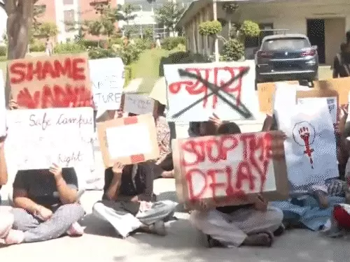 દિલ્હી યુનિવર્સિટી કેમ્પસમાં વિદ્યાર્થિની સાથે બળજબરી, ટી-શર્ટ ફાડી: