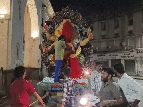 ગણેશજીની મૂર્તિ પર ઈંડાં ફેંકનાર ત્રણેયની ધરપકડ:એક કાયદાના સંઘર્ષમાં આવેલો સગીર