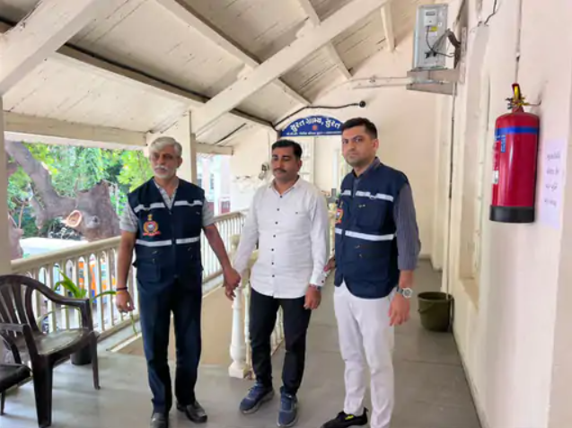સરથાણા પોલીસ સ્ટેશનનો PSI લાંચ લેતા ઝડપાયો:આરોપીઓને માર ન મારવા 40 હજારની માગ કરી