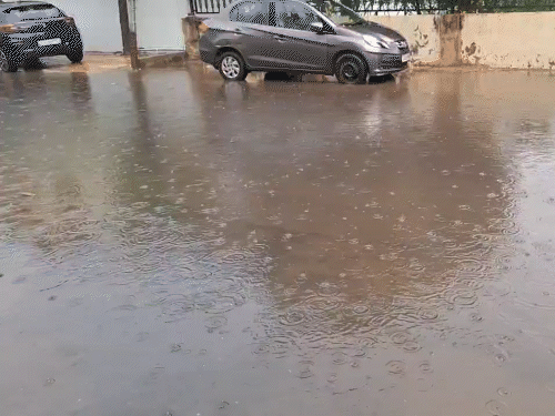 ઊંઝા-મહેસાણામાં પવન સાથે ધોધમાર વરસાદ:દરિયામાં કરંટથી ઉછળ્યા મોજા