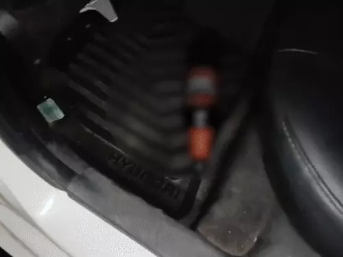 અકસ્માત કરનાર પોલીસકર્મીની કારમાંથી બિયરની બોટલ મળી:અમદાવાદમાં કારની ટક્કરે રિક્ષા પલટતાં ચાલક બેભાન