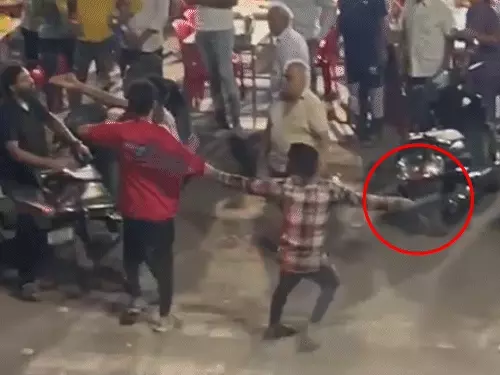 રાજકોટમાં લુખ્ખાગીરીના વાઇરલ વીડિયોએ પોલીસને શરમમાં મૂકી, વાહન અથડાવા જેવી નજીવી બાબતે ગુંડાઓ બેફામ બન્યા