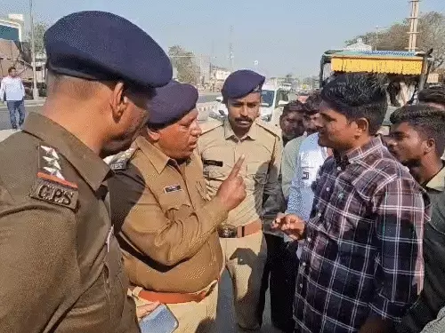 DySPનો ગુસ્સો- 'પરમિશન વગર એક ડગલું આગળ નહીં મૂકવા દઉં':MLAની ચેલેન્જ- 'જાતિના દાખલા નહીં મળે ત્યાં સુધી પીછેહઠ નહીં'; સિદ્ધપુરમાં પદયાત્રા અટકતાં હવે કાણોદરમાં ધરણાં