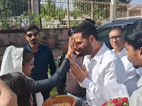 અક્ષયકુમાર PM મોદીના વતન વડનગરની મુલાકાતે પહોંચ્યા: હાટકેશ્વર મહાદેવનાં દર્શન કરી લીધા આશીર્વાદ 