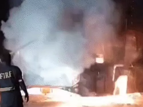 નડિયાદ-આણંદ રોડ પર લક્ઝરી બસ ભડકે બળી : પાવાગઢથી બાવળા જતી બસમાં અચાનક લાગી આગ 