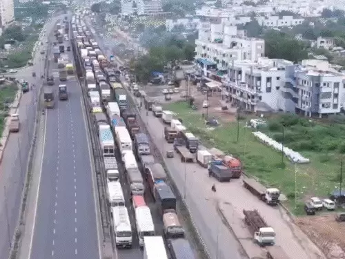 સતત ત્રીજા દિવસે મુંબઈ-અમદાવાદ હાઇવે પર 15 KMનો ટ્રાફિક:વાહનચાલકો 5 કલાકથી ફસાયા