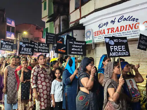 હોમગાર્ડની હત્યાના વિરોધમાં શાહપુરમાં વિશાળ મૌન રેલી: 'SAY NO TO DRUNGS'ના પોસ્ટર સાથે મોટી સંખ્યામાં લોકો જોડાયા