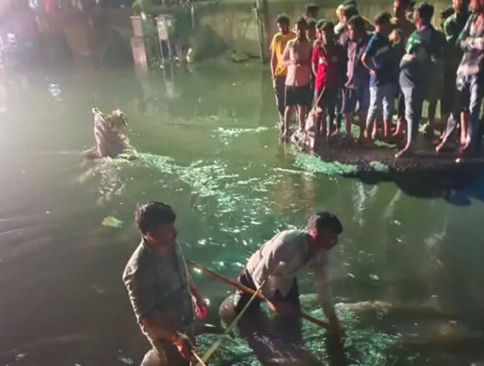 ડ્રેનેજલાઇનમાં વહી ગયેલા આધેડનો 9 કલાક બાદ મૃતદેહ મળ્યો:5 ઇંચ વરસાદમાં જ અમદાવાદીઓની હાલત કફોડી 