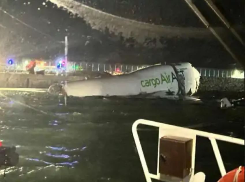 હોંગકોંગ એરપોર્ટ પર દુર્ઘટના:કાર્ગો પ્લેન રનવે પરથી લપસીને સમુદ્રમાં ખાબક્યું,