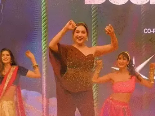 માધુરીએ આઇકોનિક ગીતો પર ડાન્સ કરી મનડાં મોહી લીધાં!:પર્ફોર્મન્સના વીડિયો સોશિયલ મીડિયા પર વાઇરલ, ફેન્સે દુનિયાની સૌથી શ્રેષ્ઠ ડાન્સર ગણાવી