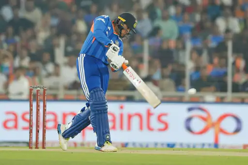 હાર્દિકની ગર્લફ્રેન્ડ માહિકાને ફ્લાઇંગ કિસ:બુમરાહનો પોતાના જ બોલ પર કેચ, સેમસનનો શોટ અમ્પાયરને વાગ્યો; કોહલીના રેકોર્ડથી 13 રન દૂર રહ્યો અભિષેક; મોમેન્ટ્સ