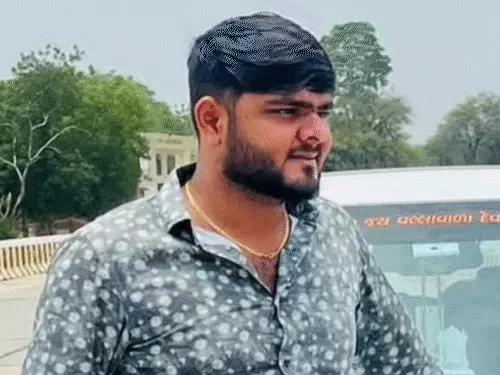 ગાંધીનગરના બિલ્ડરના પુત્રની આત્મહત્યા, 13 દિવસ પહેલાં લગ્ન થયા હતા:ઋષભ પટેલની લાશ કડીમાંથી મળી, સુસાઈડ નોટમાં 50 લાખની લેતીદેતીમાં શખસોએ માર માર્યોનો ઉલ્લેખ