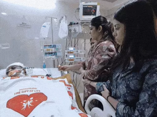 બિલ્ડર ઘેલાણીની 'મહિલામિત્ર'એ સ્કૂલ વહીવટમાં મોટો ખેલ પાડ્યો:બ્લૂ પેપિલોનમાંથી પરિવાર સાથે મળી 2.24 કરોડ લઈ લીધા, હાજર ન થતાં પૂનમની બહેનની શંકાસ્પદ ભૂમિકા?