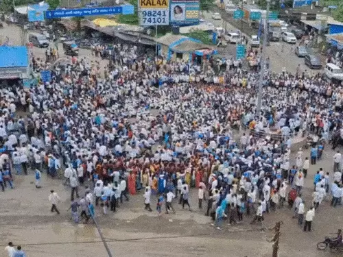 પાર-તાપી નર્મદા રિવર લિંક પ્રોજેક્ટ મુદ્દે મહારેલી:ગુજરાતભરમાંથી ટ્રકો ભરી ભરી આદિવાસીઓ ધરમપુર પહોંચ્યા