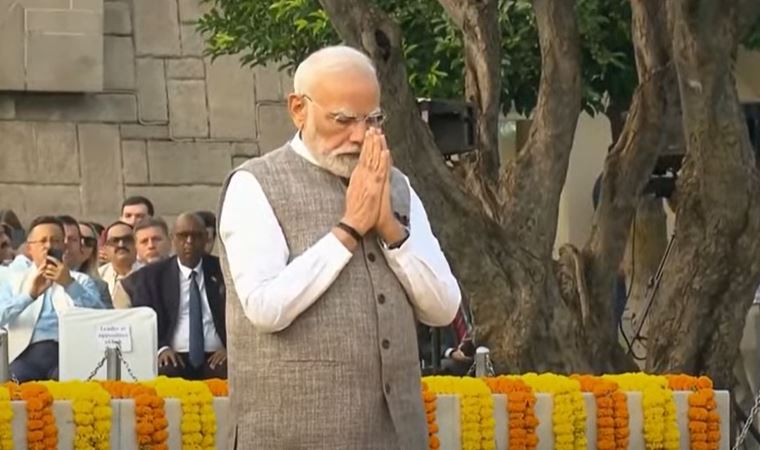 મહાત્મા ગાંધીની 156મી જન્મજયંતિ, PM મોદી પહોંચ્યા રાજઘાટ