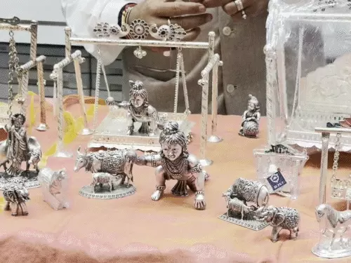 5 લાખના મુગટથી બાળ ગોપાલના સ્વાગતની તૈયારી:સુરત જ્વેલર્સ બજારમાં 50 ગ્રામથી 5 કિલો સુધીના પારણાંના ઓર્ડર