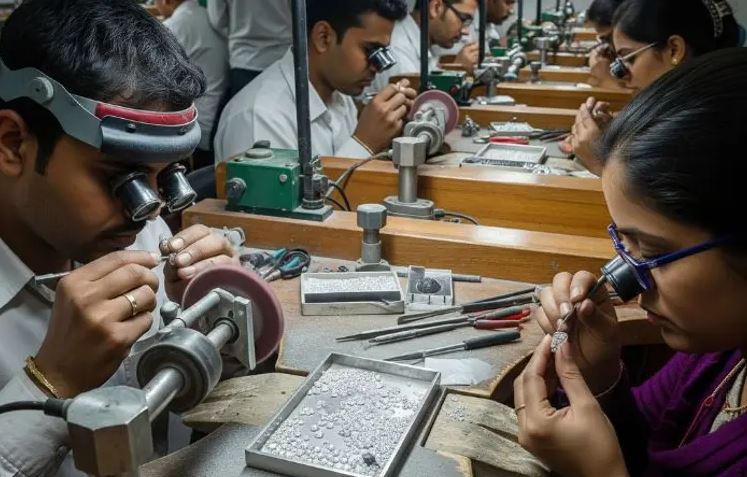 સુરતના ક્રિશ ડિયામ ડાયમંડ કંપનીના 100 કારીગરોને છૂટા કરી દેવાયા, રત્નકલાકારોમાં રોષ