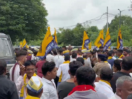 ચૈતર વસાવા જેલમાંથી છૂટતાં ખભા પર બેસાડી સ્વાગત:વડોદરા સેન્ટ્રલ જેલ બહાર AAP ધારાસભ્યના સમર્થકોનો જમાવડો; ડેડિયાપાડામાં કોર્ટ કાર્યવાહી સિવાય પ્રવેશબંધી