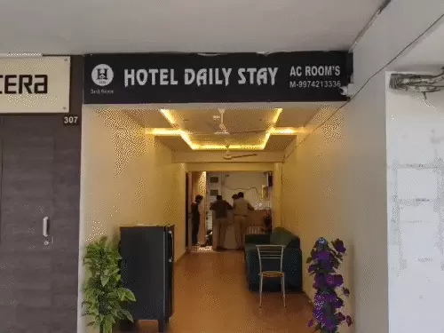 અમદાવાદમાં કાકા સાથે આપઘાત કરનારી ભત્રીજી સગીર:બેવાર કેનાલમાં પડવા ગયાં ને અવરજવરથી હોટલમાં જીવન ટૂંકાવ્યું, કોલેજથી આત્મહત્યા સુધીની એક-એક વાત