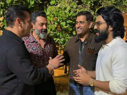 સલમાનના બર્થ ડે સેલિબ્રેશનમાં આમિર ગર્લફ્રેન્ડ સાથે સામેલ થયો:ધોની, બોબી, રામચરણ અને સલમાનનો ફોટો વાઇરલ, ચાહકોએ 'ઐતિહાસિક ક્ષણ' ગણાવી