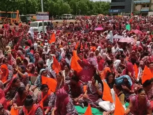 ગાંધીનગરમાં આંગણવાડીની 2500થી વધુ મહિલાની આક્રોશ રેલી:હાથમાં બેનર સાથે કહ્યું-જ્યાં સુધી માંગ ન સંતોષાય ત્યાં સુધી આંદોલન ચાલુ રહેશે