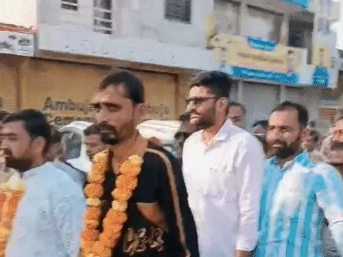 ઈટાલિયા બે હાથ જોડી મહિલા PIના પગે પડી ગયા, જૂનાગઢ જિલ્લા AAPના પ્રમુખ સામે છેડતી અને એટ્રોસિટીની ફરિયાદ બાદ પોલીસ સ્ટેશને ડ્રામા સર્જાયો