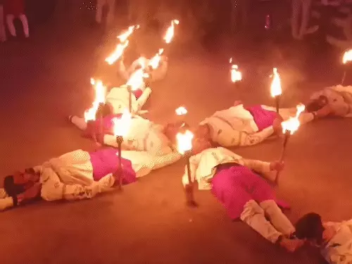 જામનગર : ધગધગતા અંગારા પર ખેલૈયાઓએ બોલાવી રાસ-ગરબાની રમઝટ, આગની જ્વાળાઓ વચ્ચે યુવાનોએ મશાલરાસ કર્યો રજૂ, આગ સાથે આદ્યશક્તિની આરાધના જોઈ લોકો મંત્રમુગ્ધ થયા