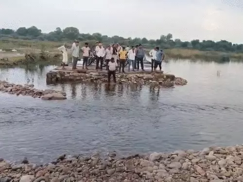 ચિત્તોડગઢમાં ગુગલ મેપના કારણે વાન નદીમાં તણાઈ:3 લોકોના મોત, એક મહિલા ગુમ