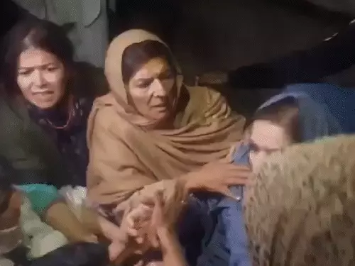 પાકિસ્તાનમાં ઇમરાન ખાનની 3 બહેનને પોલીસે રસ્તા પર ઢસડી:વાળ ખેંચી દુર્વ્યવહાર કર્યો, જેલમાં બંધ ભાઈને મળવા પહોંચેલી બહેનો ડરેલી દેખાઈ, PAKમાં હાઇ વોલ્ટેજ ડ્રામા