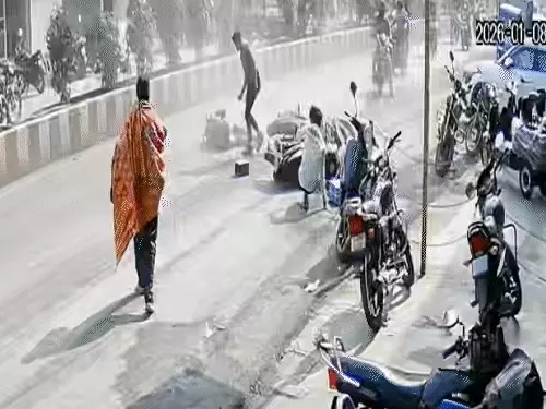 રોંગ સાઇડમાં આવતા બાઈક ચાલકને બચાવવા જતા મોત મળ્યું, CCTV:સુરતમાં હીરાના કારખાનેદારે બ્રેક મારતા બાઈક પરથી પટકાયા, સિટી બસ ચાલકે કચડી નાખતા મોત
