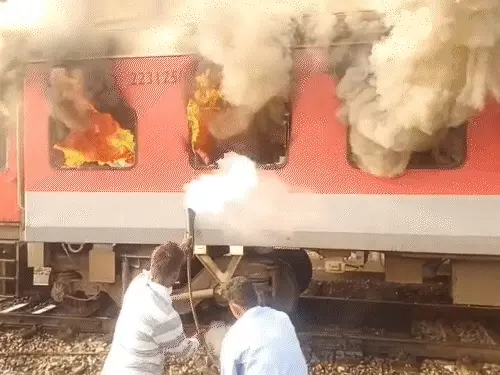 લુધિયાણાથી દિલ્હી જઈ રહેલી ગરીબરથ ટ્રેનમાં આગ, પોલીસ-રેલવે ટીમ સ્થળ પર પહોંચી