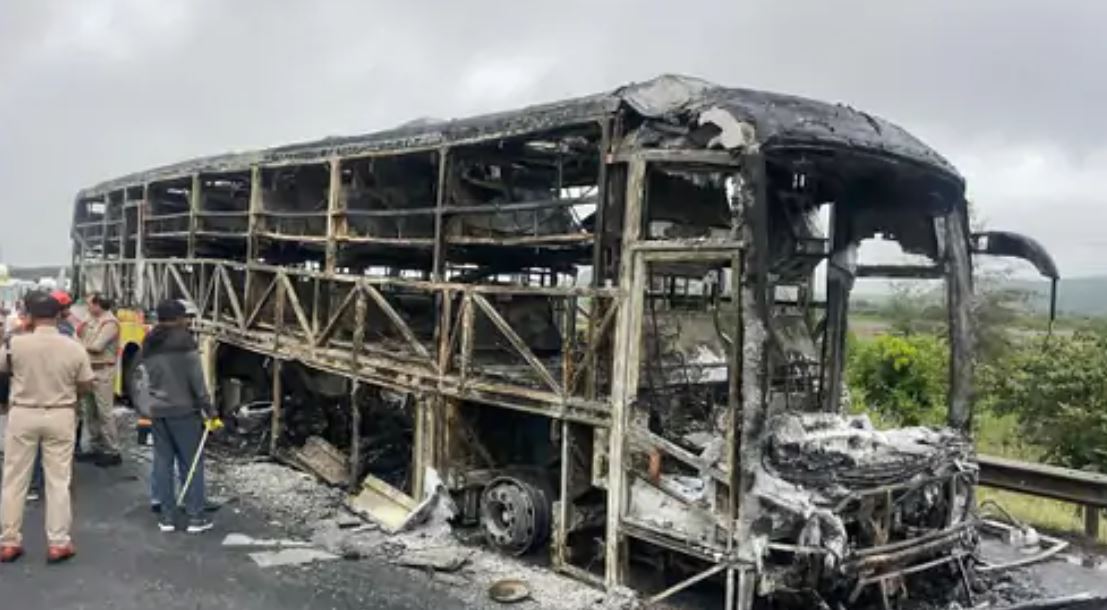 બાઇક સાથે અથડાતા બસમાં લાગી આગ ,12 લોકો જીવતા ભૂંજાયા: બેંગ્લુરુ જતી બસમાં હતા 40 લોકો