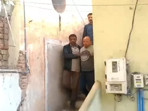 સાબરમતી જેલના હાઈસિક્યુરિટી ઝોનમાં રખાયેલા કેદી પાસેથી આઈફોન મળ્યો:વિશાલ ગોસ્વામી ફાયરિંગ અને ખંડણી કેસનો આરોપી, જેલમાં બેસી કોની સાથે વાત કરી?