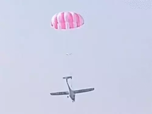 પ્રયાગરાજમાં એરફોર્સનું પ્લેન ક્રેશ, LIVE VIDEO:શહેરની વચ્ચોવચ હવામાં બેલેન્સ બગડ્યું, તળાવમાં જઈને પડ્યું; સ્થાનિકોએ 2 પાઇલટને બચાવ્યા