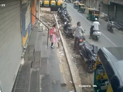 અમદાવાદમાં સરકારી વાને 8 વાહન ઉડાવ્યાં, CCTV:કચરો લેવા આવતી ગાડી બેકાબૂ