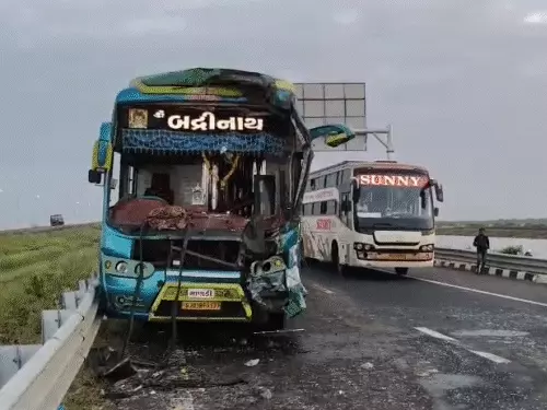 ધોલેરા હાઈવે પર બે બસનો ગમખ્વાર અકસ્માત:10 ઘાયલ, 3ની હાલત ગંભીર