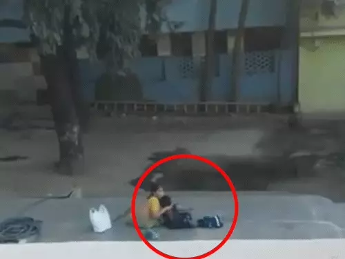 નર્સરીની બાળકી સાથે ક્રૂરતા:હૈદરાબાદમાં સ્કૂલ અટેન્ડન્ટે નિર્દયતાથી મારી; વાળ ખેંચ્યા, જમીન પર પછાડીને પગથી કચડી; પાડોશીએ વીડિયો બનાવ્યો